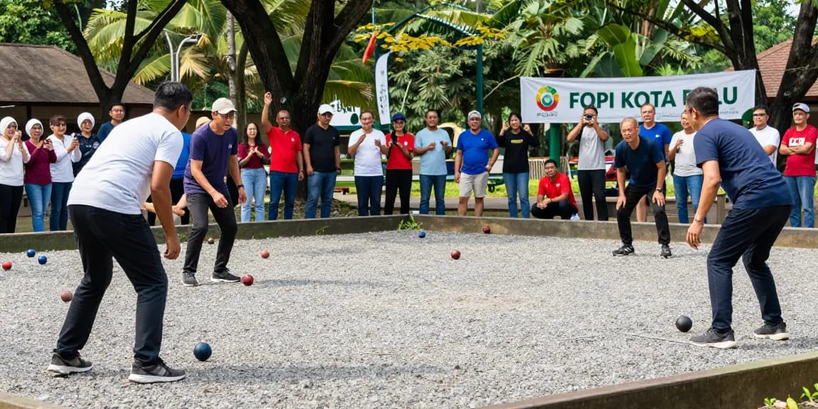 Permainan petanque komunitas oleh pemain bersemangat di fopikotapalu.org, suasana meriah dengan pengunjung dan cahaya alami.